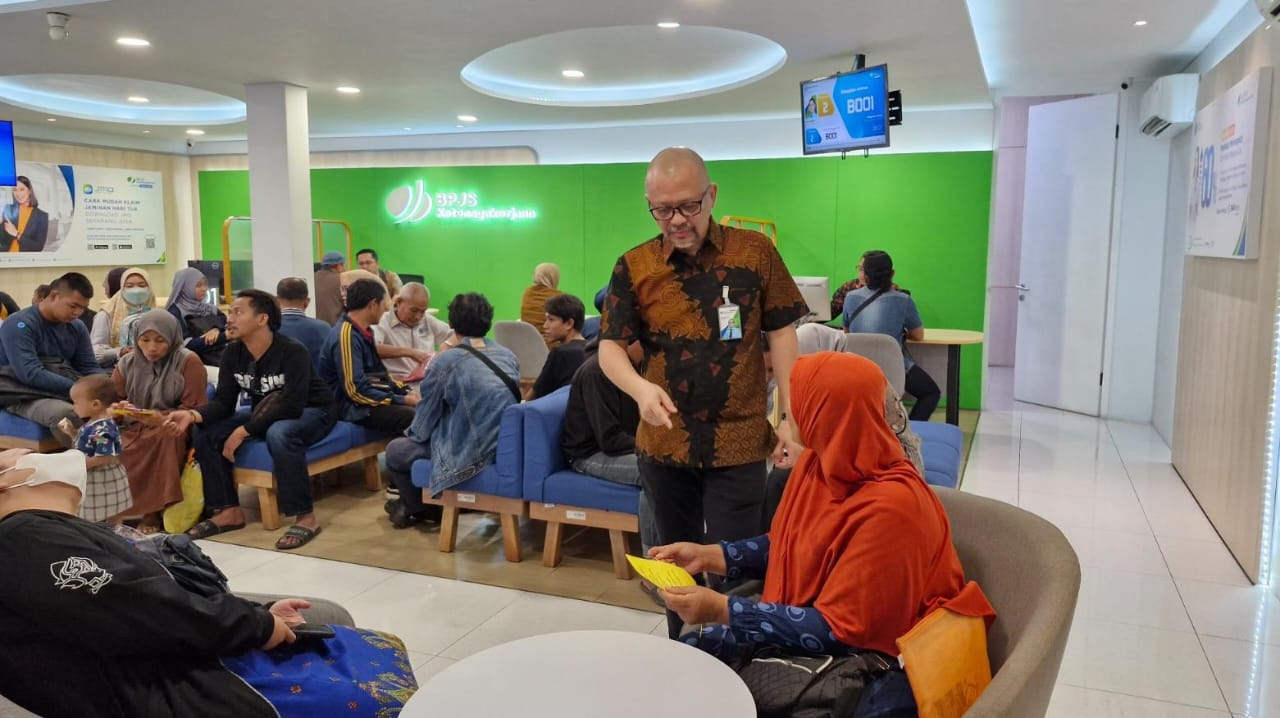 BERBINCANG : Kepala BPJS Ketenagakerjaan Gresik Bunyamin Najmi sedang berbincang dengan peserta penerima beasiswa