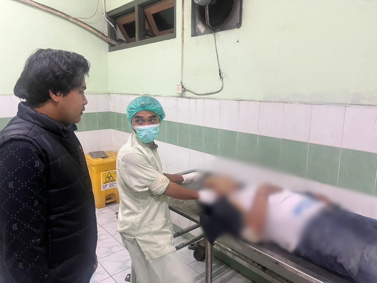 DIEVAKUASI : Korban saat di evakuasi oleh petugas kepolisian di RSUD Ibnusina, Gresik.