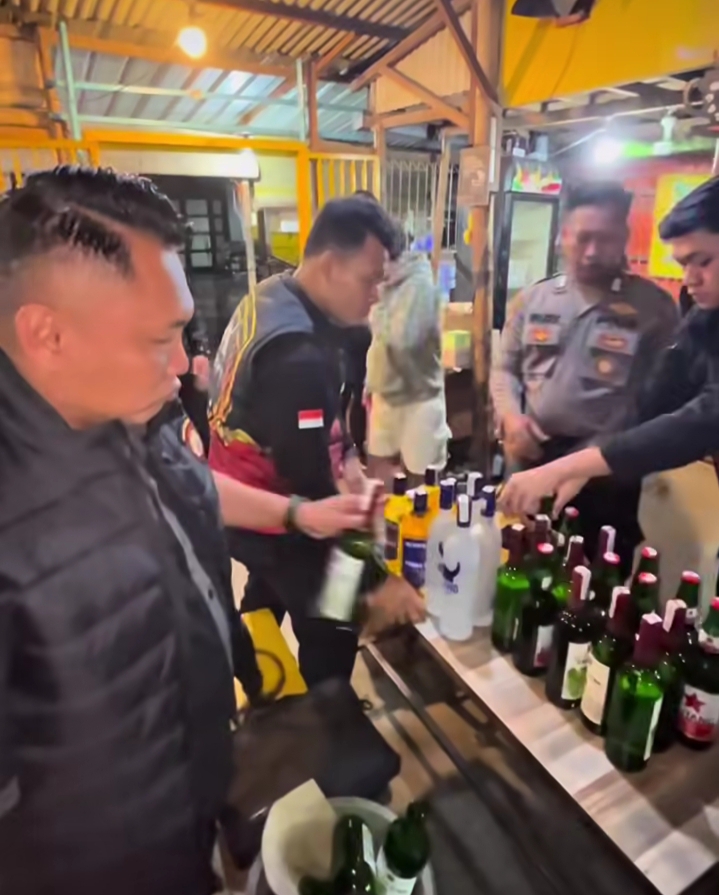 DIGREBEK : Anggota Sat Samapta Polres Gresik saat melakukan penggerebekan penjual miras di Jalan Martadinata, Kecamatan Gresik, Gresik.