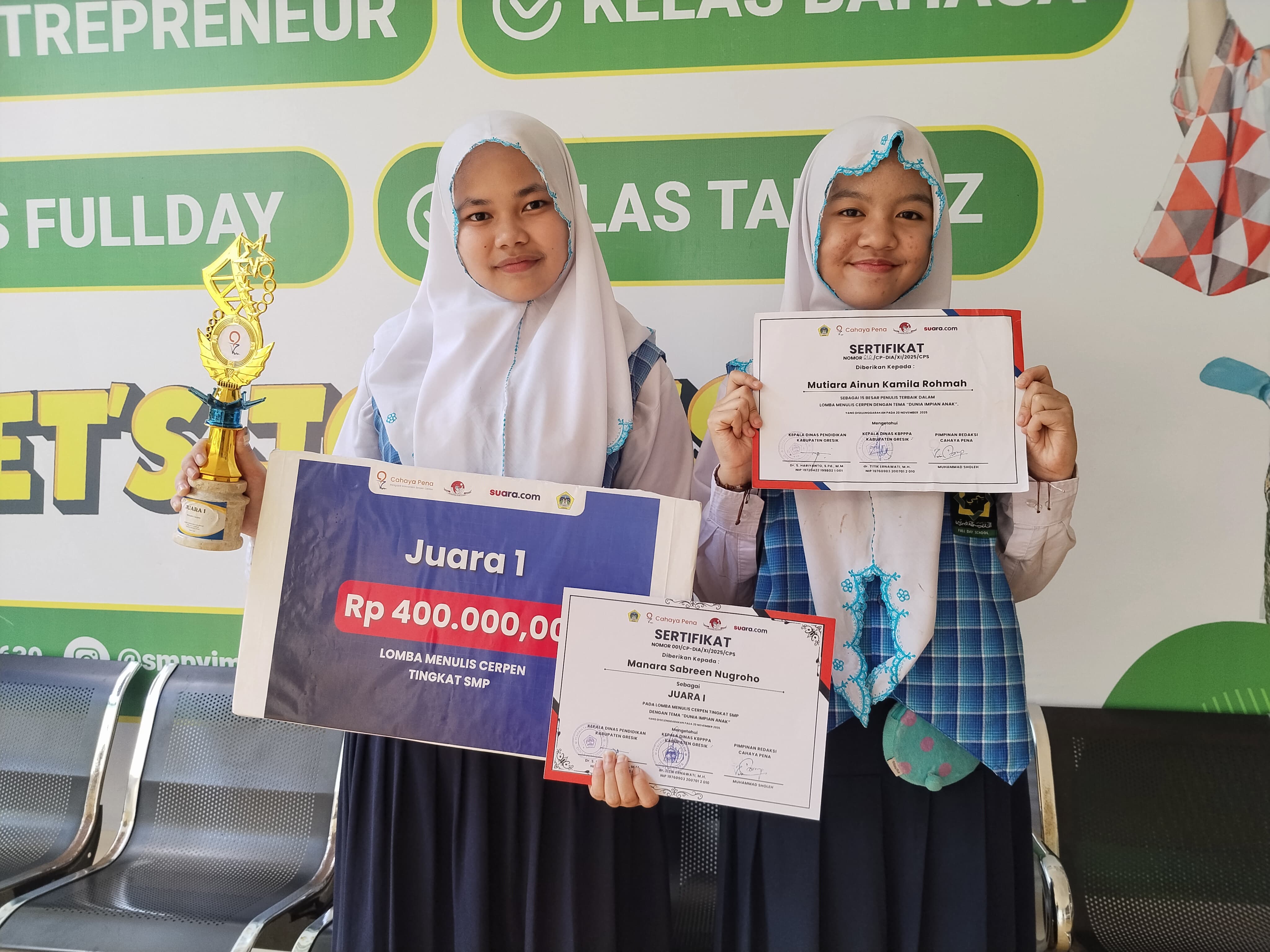 Hebat : Dua siswi berprestasi, Manara Sabreen Nugroho (Kelas 9) dan Mutiara Ainun Kamila Rohman (Kelas 8), sukses menorehkan prestasi dalam Lomba Menulis Cerpen Tingkat Kabupaten.