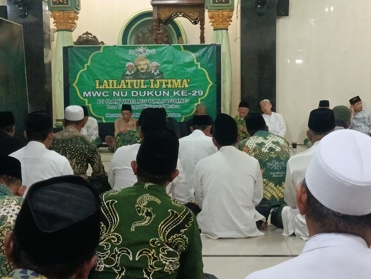 SUASANA : Para jamaah saat Lailatul Ijtima Ke-29 MWC NU Dukun.