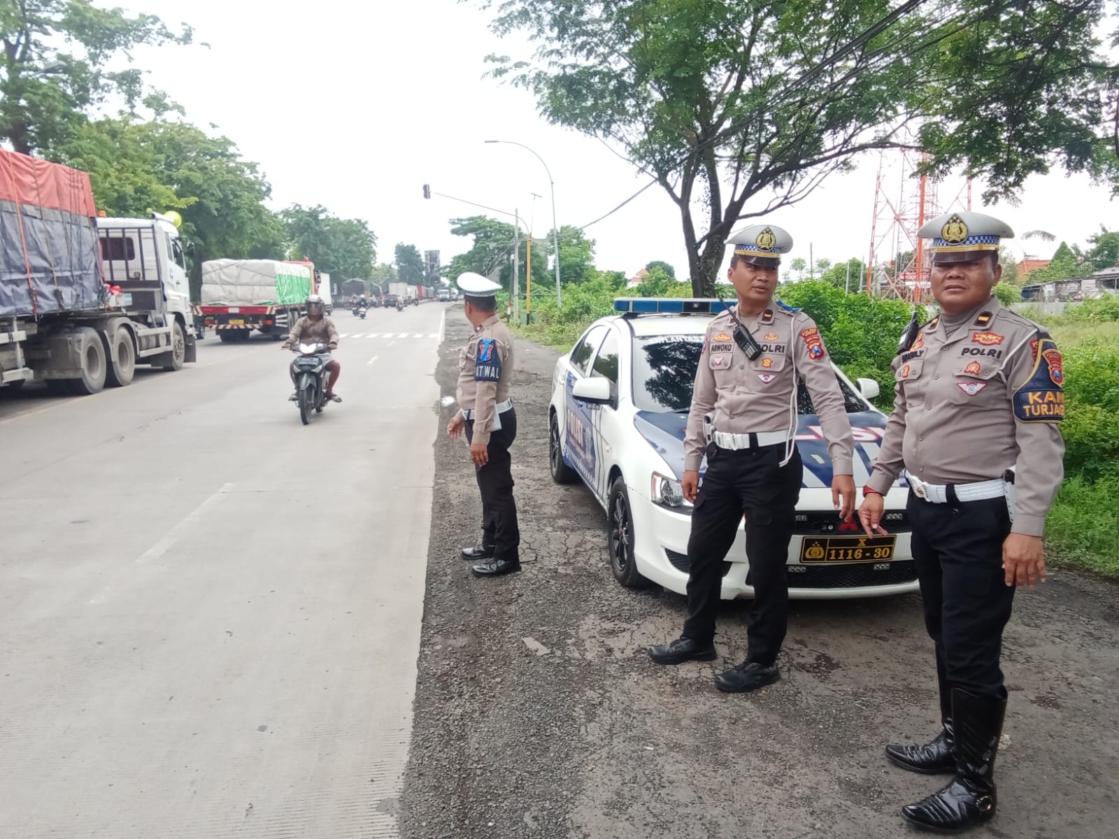 PATROLI : Anggota Sat Lantas Polres Gresik masif patroli fokus cegah kecelakaan di jalur Duduk Sampeyan, Gresik.
