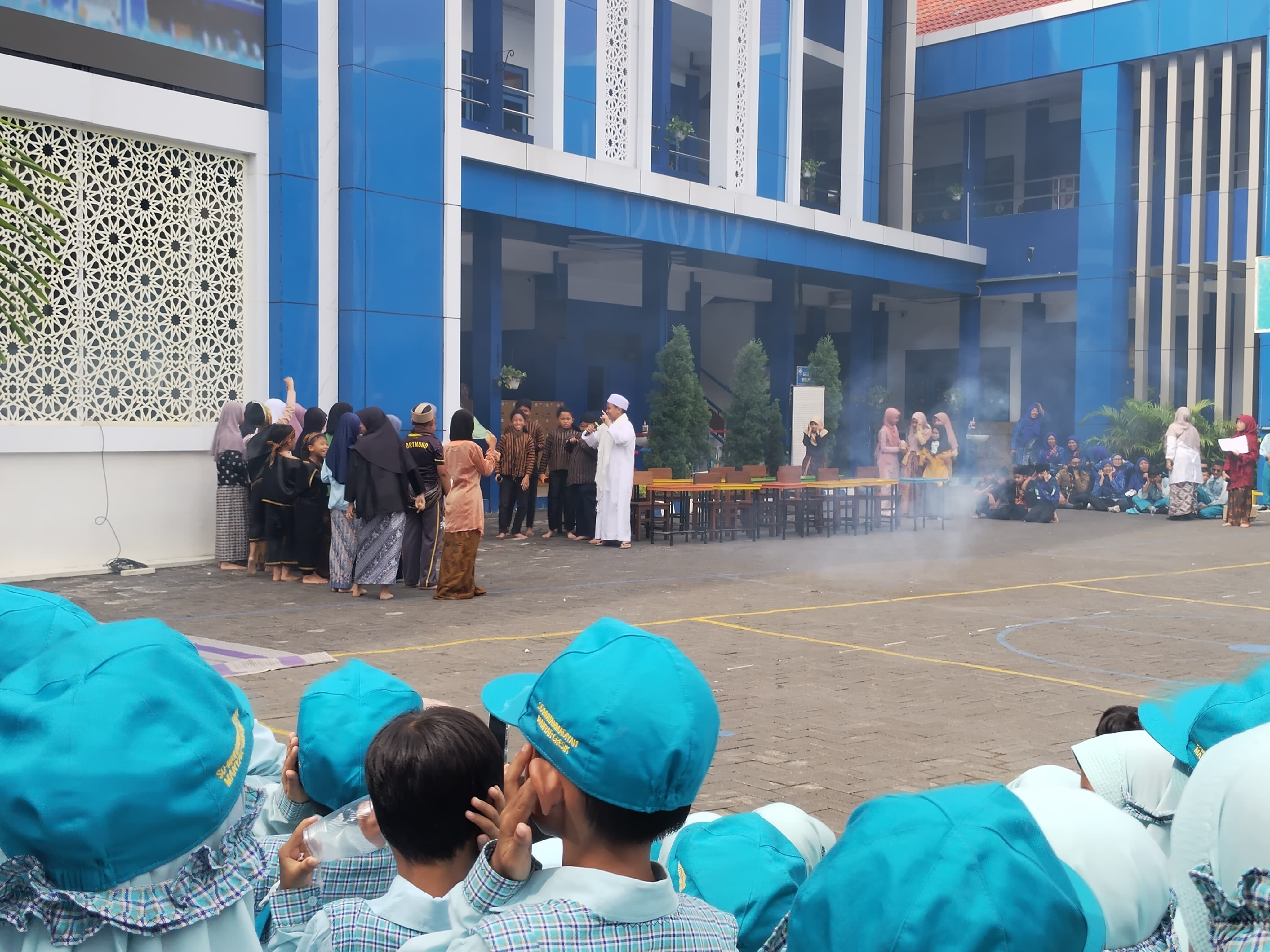 Antusias : Drama Kolosal Ahmad Dahlan memeriahkan halaman SD Muhammadiyah Manyar dalam peringatan Hari Guru Nasional.