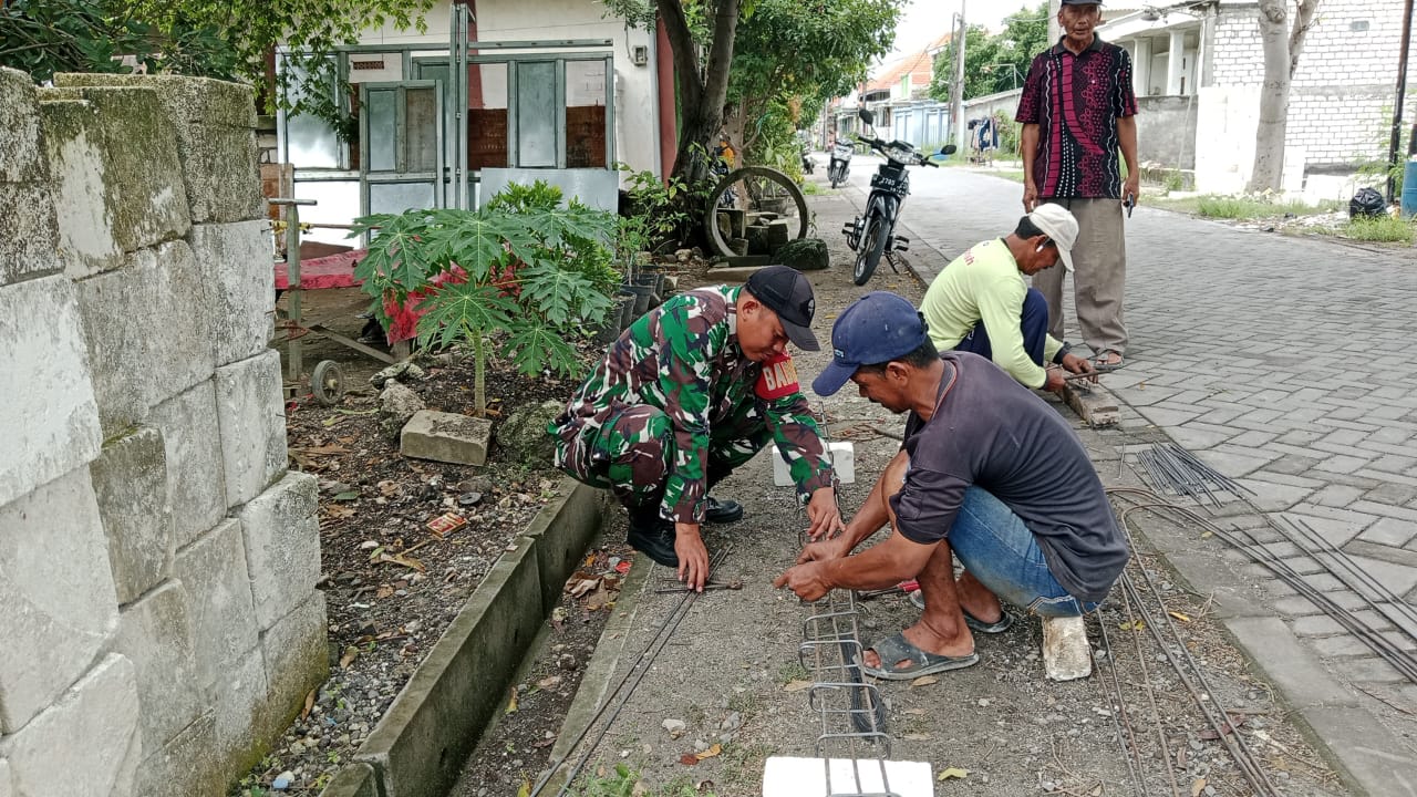 BANTU : Babinsa Koramil membantu warga bangun TPT di Desa Raci Kulon, Kecamatan Sidayu Gresik