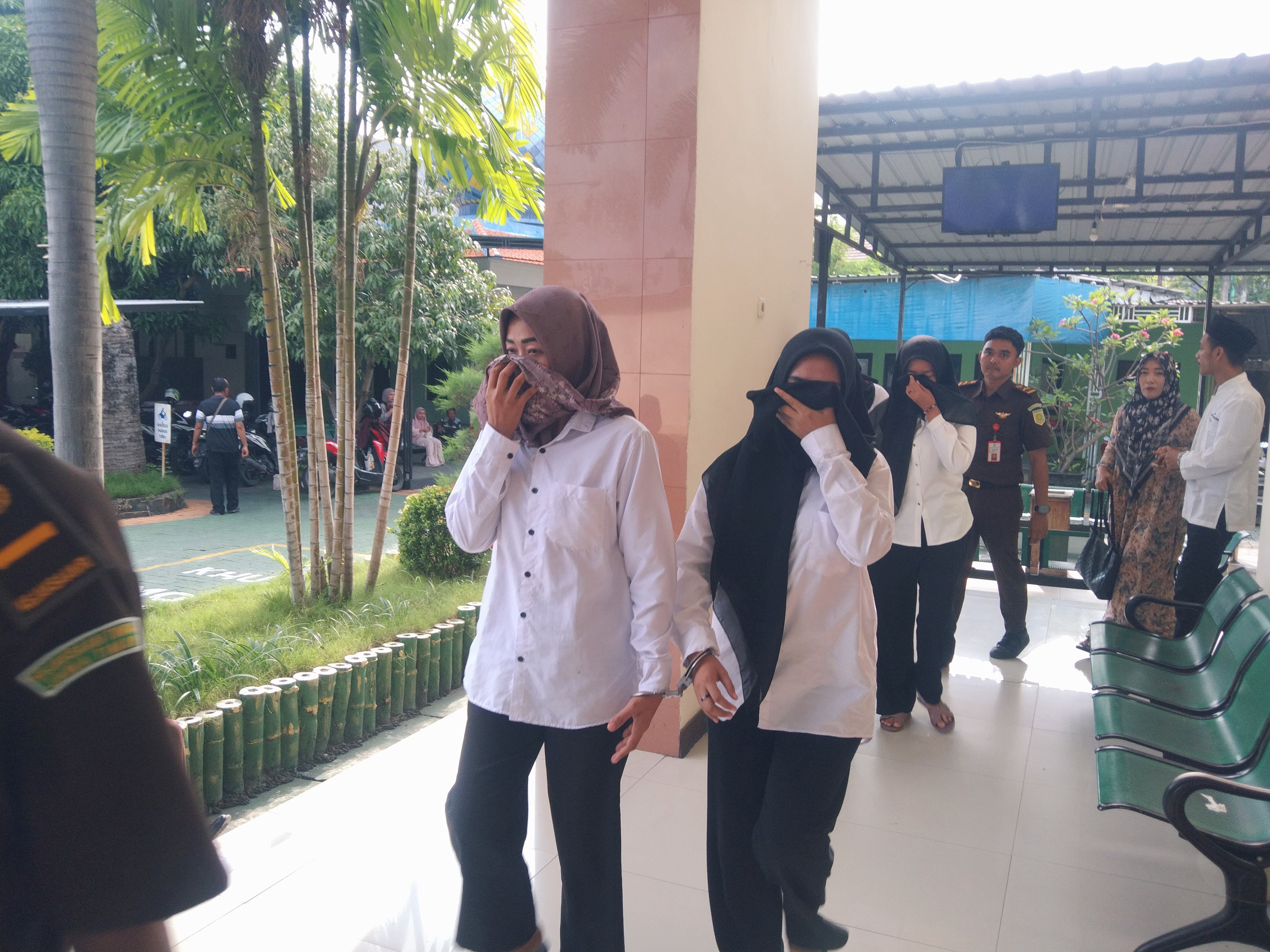 DISIDANG : Tiga terdakwa prempuan yang bekerja sebagai LC  saat menjalani kasus narkoba di PN Gresik.