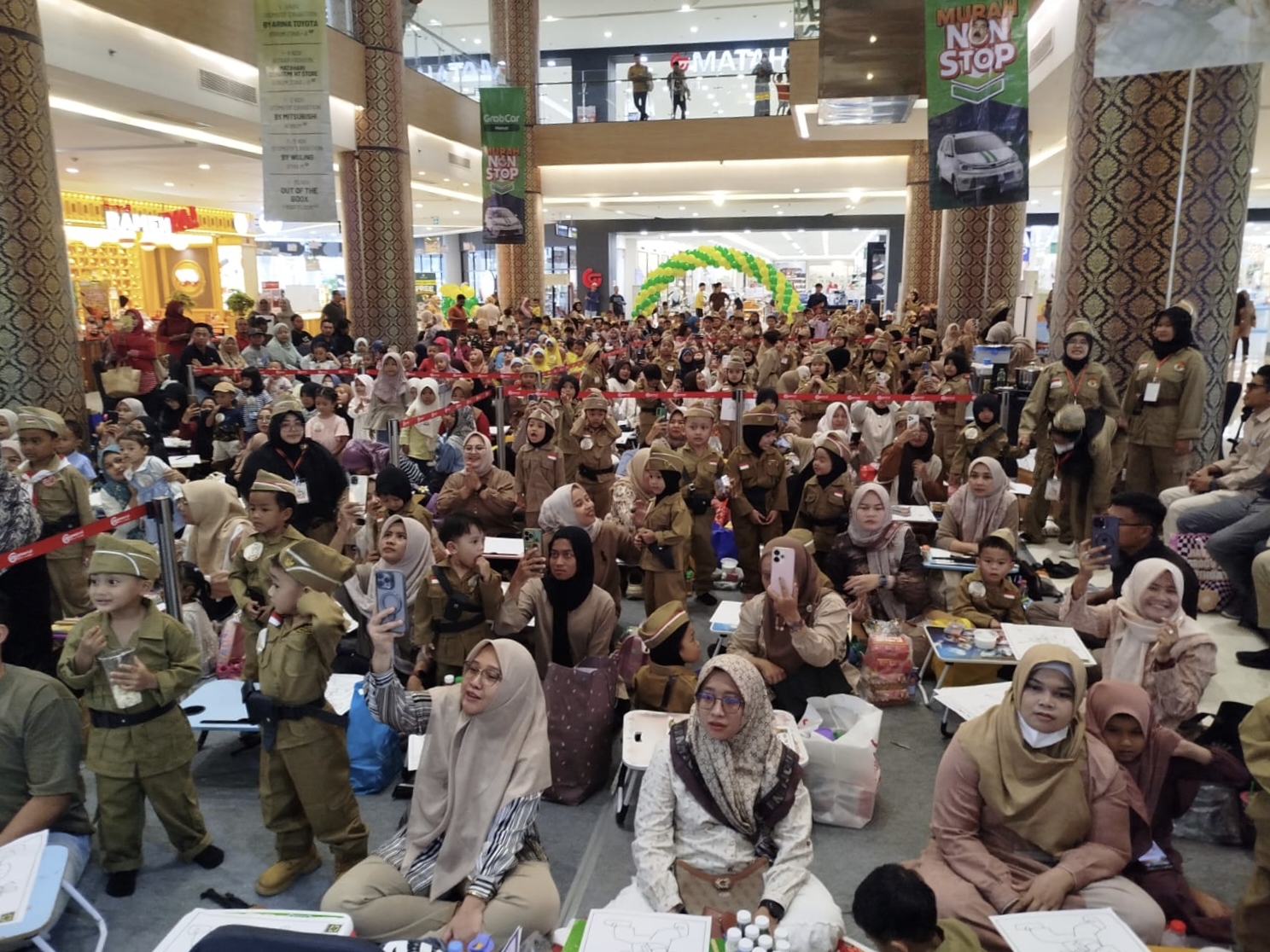 Ratusan peserta memeriahkan Hari Pahlawan dengan mengikuti lomba Kolase yang digelar KB-TK YIMI Gresik.
