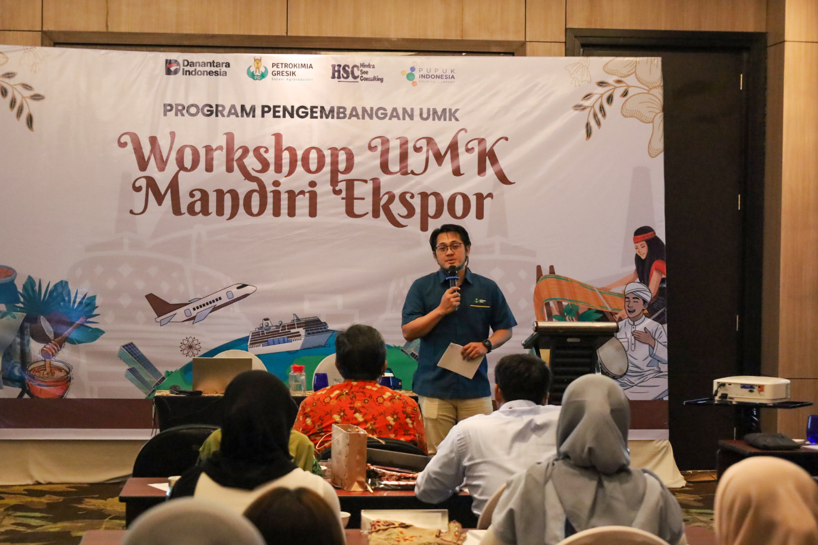 TEMBUS PASAR EKSPOR: VP TJSL Petrokimia Gresik, Kadek Ardhika WK membuka Workshop UMK Mandiri Ekspor sebagai bagian dari pembinaan UMK berkelanjutan untuk menyiapkan 15 UMK binaan tembus internasional