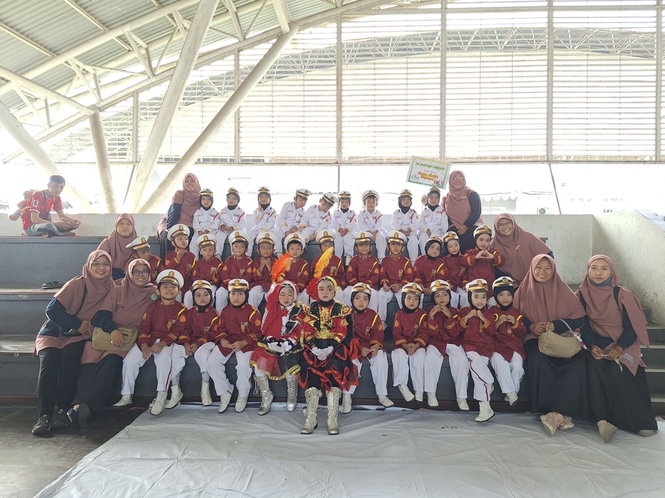 BERPRESTASI : Tim Drumband Nada Surya Wahana TK Aisyiyah 1 Gresik berhasil membawa pulang empat gelar juara dalam event Kejuaraan Terbuka Kapolres Gresik Cup 2025.