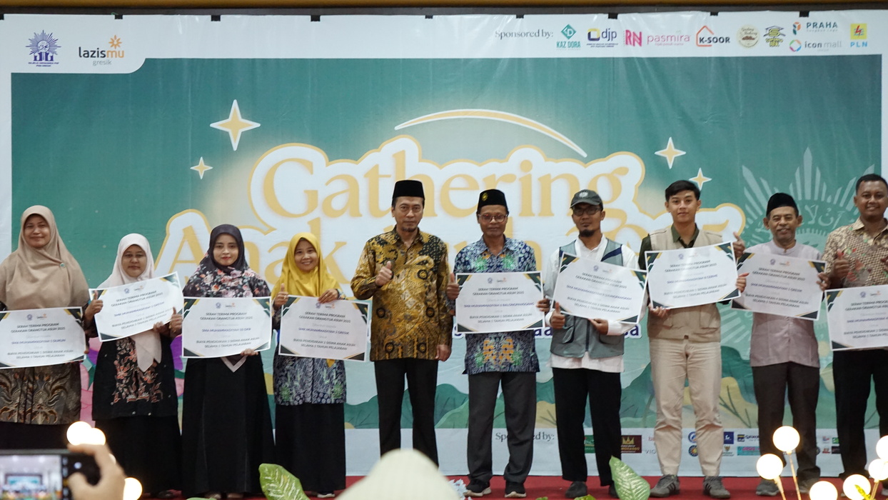 PENDIDIKAN UNTUK SEMUA : Serah terima bantuan anak asuh ORTA 2025 di Gresik yang merupakan wujud nyata solidaritas para donatur dan sponsor.