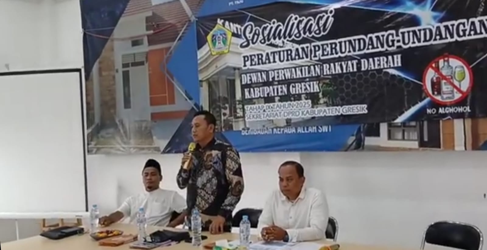 SOSIALISASI : Anggota DPRD Gresik, Subadi saat sosialisasi peraturan daerah