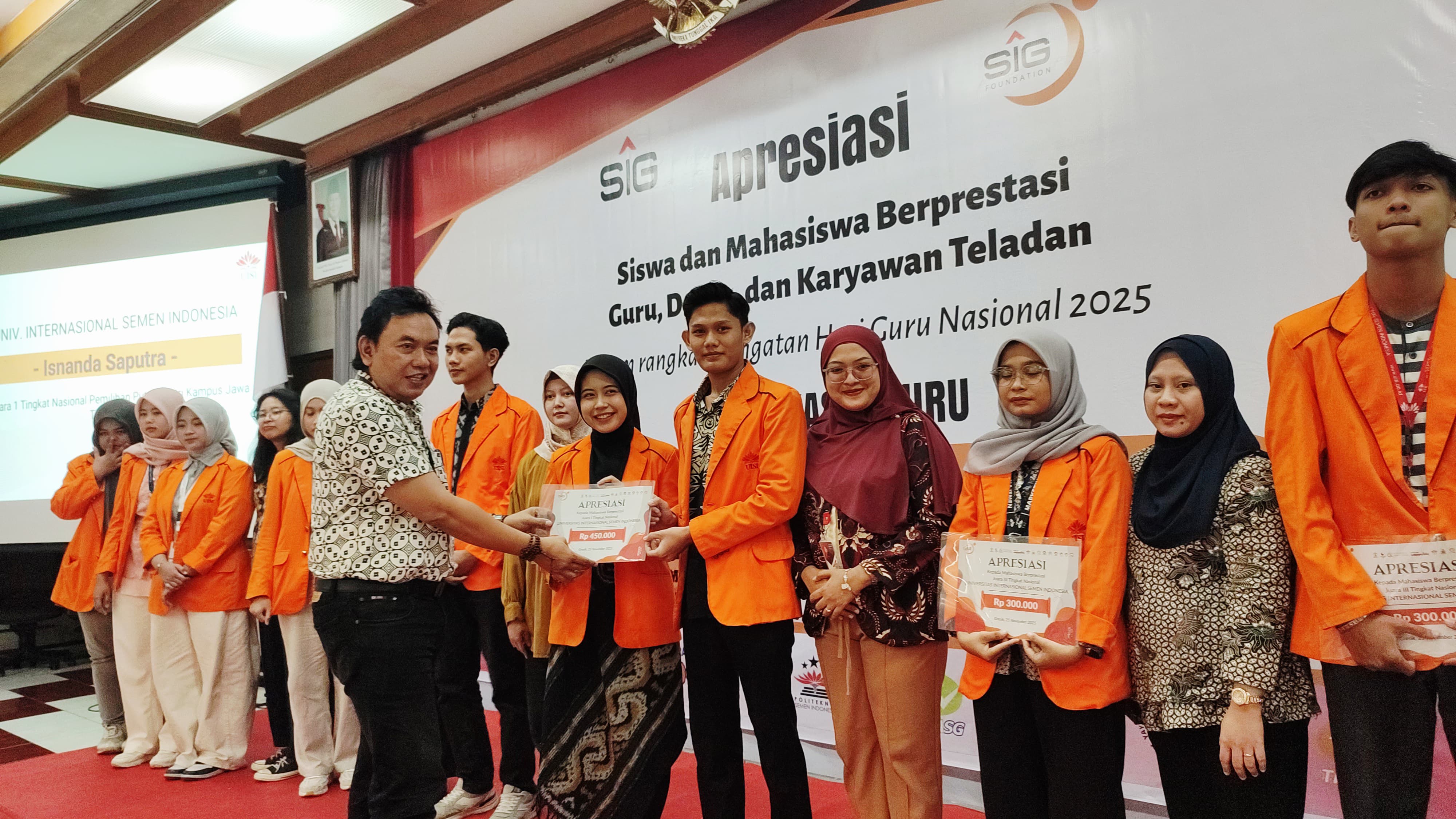 APRESIASI: Sekretaris SIF, Agus Kuntoro memberikan apresiasi kepada siswa dan mahasiswa brprestasi serta 13 guru, dosen, dan karyawan teladan dari berbagai satuan pendidikan di bawah naungan