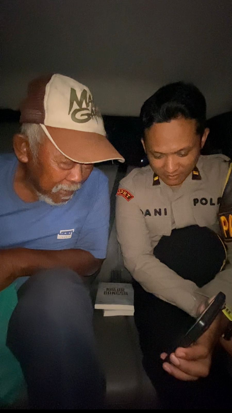 PEDULI : Anggota Polres Gresik saat membantu Kakek asal Majalengka yang tersesat  tidak bisa pulang di wilayah Kabupaten Gresik untuk Kembali ke keluarganya.