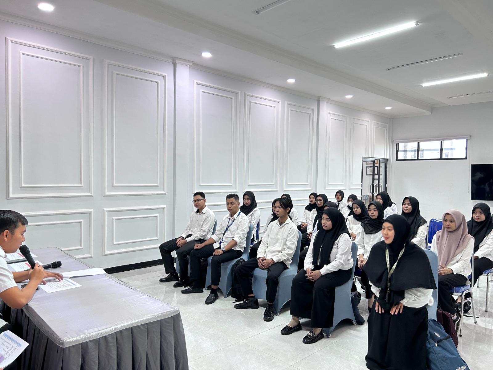 MAGANG : Petugas Rutan kelas IIB Gresik saat menerima 19 peserta magang Kemenaker untuk perkuat kolaborasi dalam pengembangan SDM Pemasyarakatan.