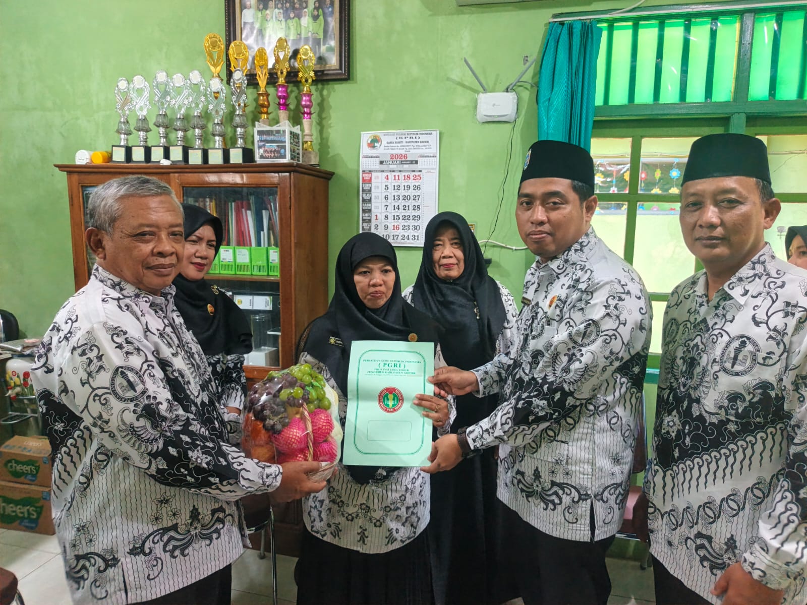 PEDULI :  Persatuan Guru Republik Indonesia (PGRI) Gresik kunjungi guru yang sakit stroke di UPT SDN 17 Gresik, Kelurahan Gending, Kecamatan Kebomas, Gresik.