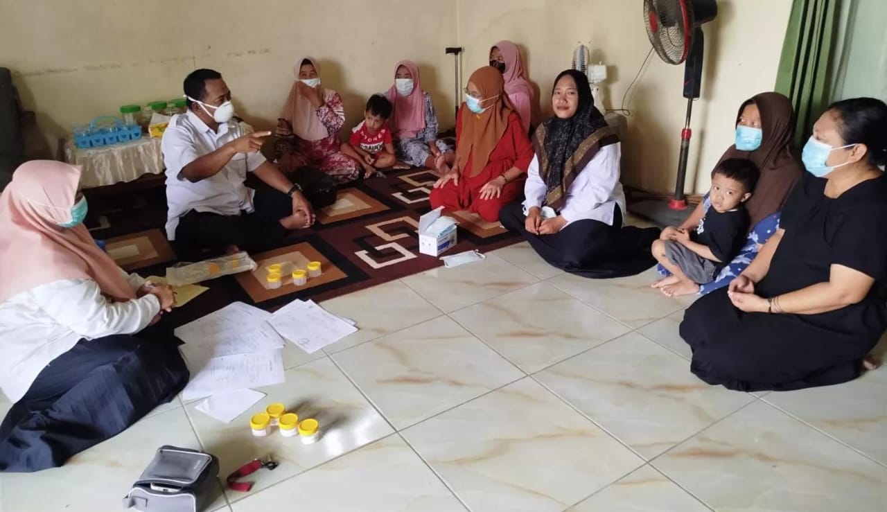 SKRINING: Pegawai Dinas Kesehatan (Dinkes) Kabupaten Gresik memantau pasien TBC.