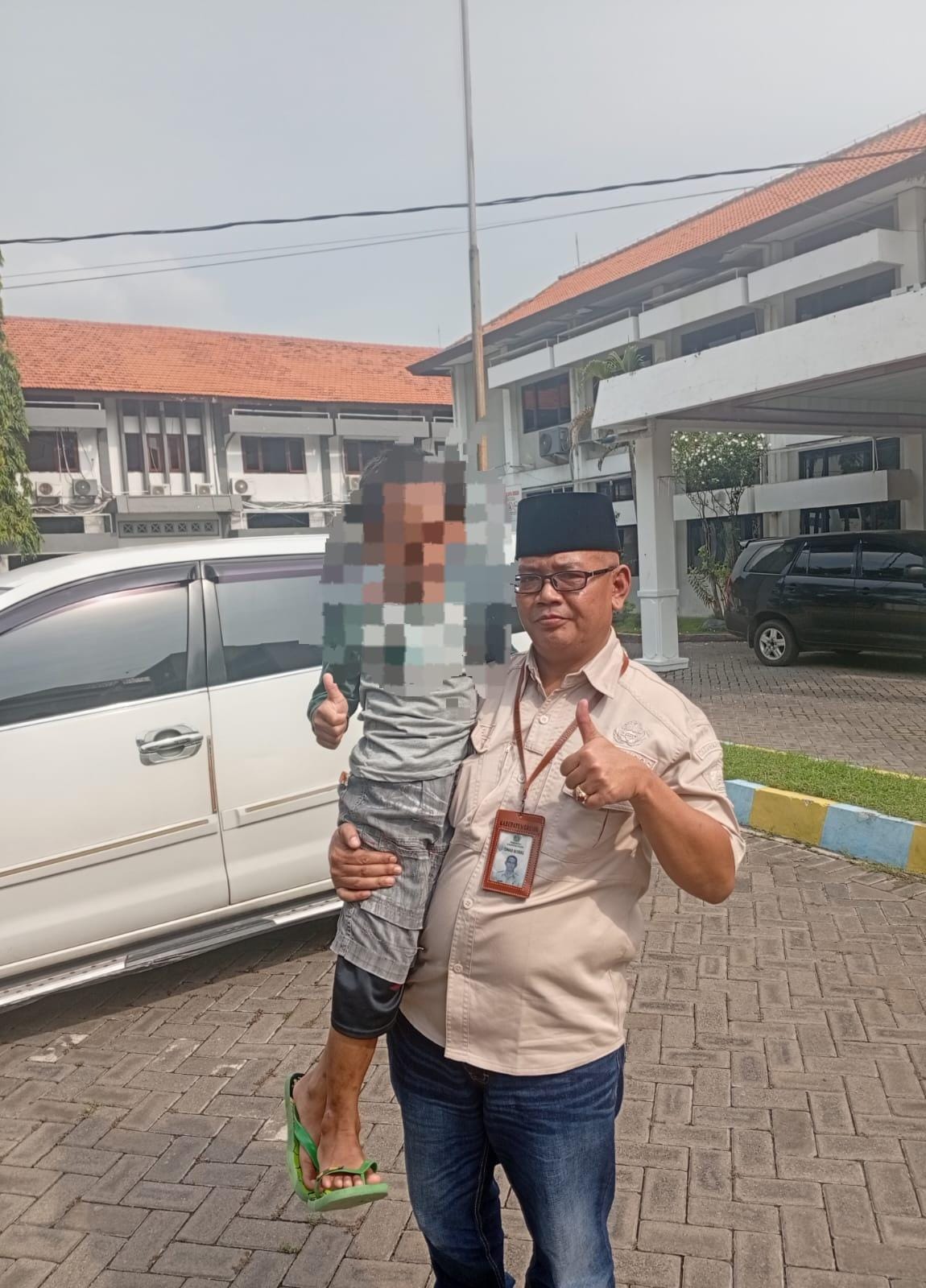 BERHASIL : Petugas Dinsos Gresik berhasil pulangkan anak yang sudah digadaikan ayahnya senilai Rp 25 Juta.