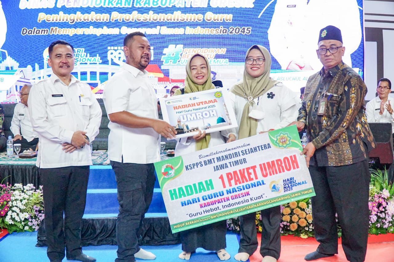 Apresiasi: Gus Yani memberikan apresiasi kepada guru berprestasi Gresik.