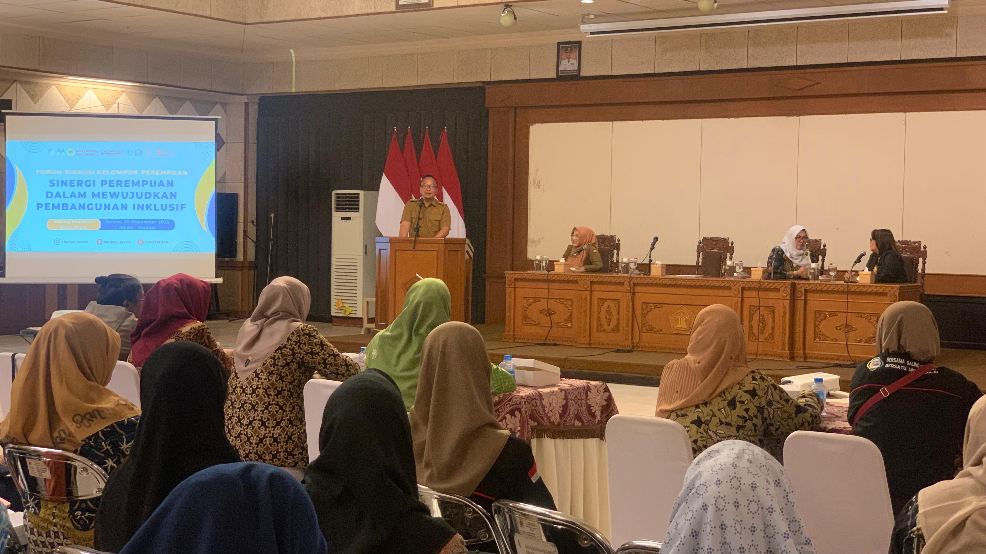 SINERGI PEMBANGUNAN: Wakil Bupati Gresik dr Asluchul Alif memberikan sambutan saat Forum Diskusi Kelompok Perempuan bertema Sinergi Perempuan dalam Mewujudkan Pembangunan Inklusif.