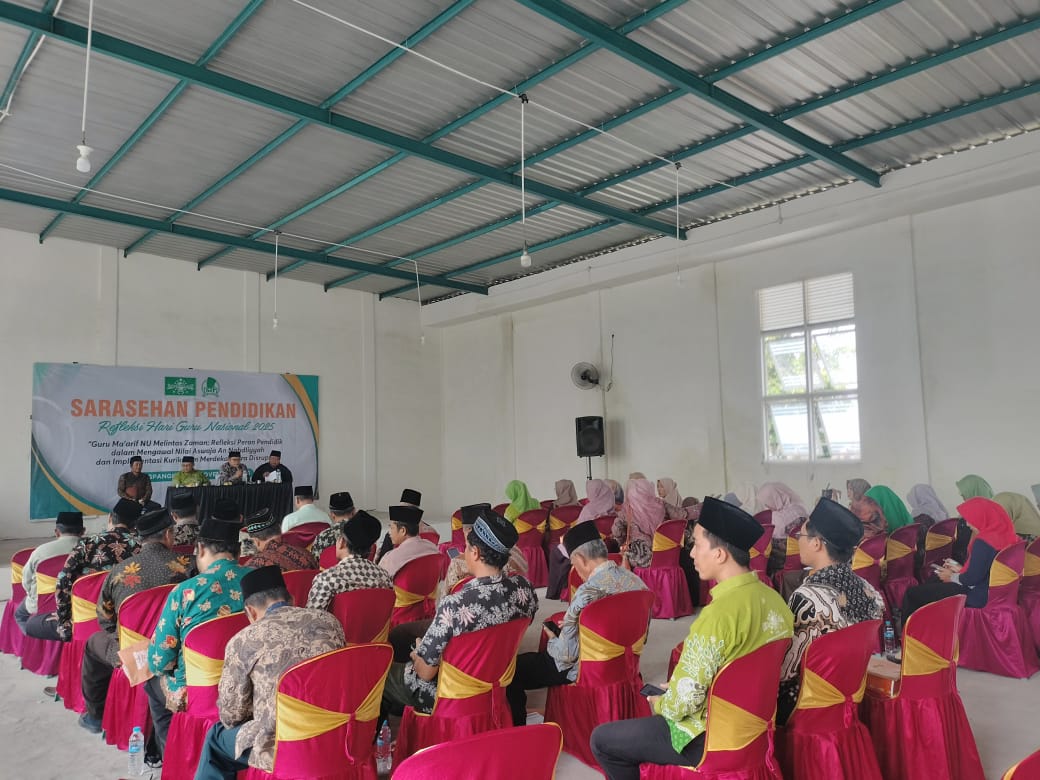 SARASEHAN : Ketua Fraksi PKB DPRD Kabupaten Gresik Imron Rosyadi saat sarasehan bersama puluhan guru swasta .