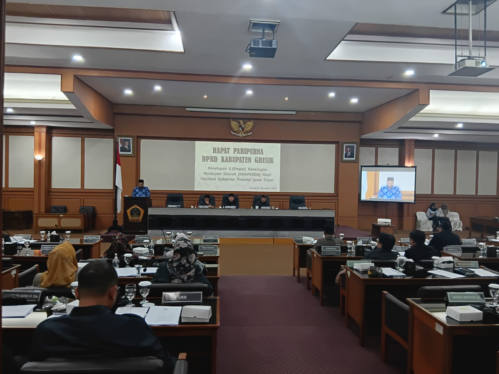 SAMBUTAN : Bupati Gresik Fandi Akhmad Yani saat sabutan di rapat paripurna DPRD Gresik
