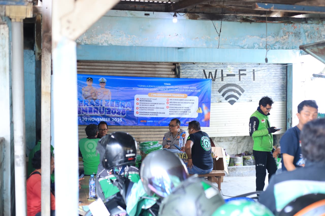 MENGGANDENG : Satlantas Polres Gresik menggandeng Ojol untuk menekan pelanggaran lalu lintas saat Operasi Zebra Semeru 2025 Jalan Dr. Wahidin Sudirohusodo, Kecamatan Kebomas, Gresik.