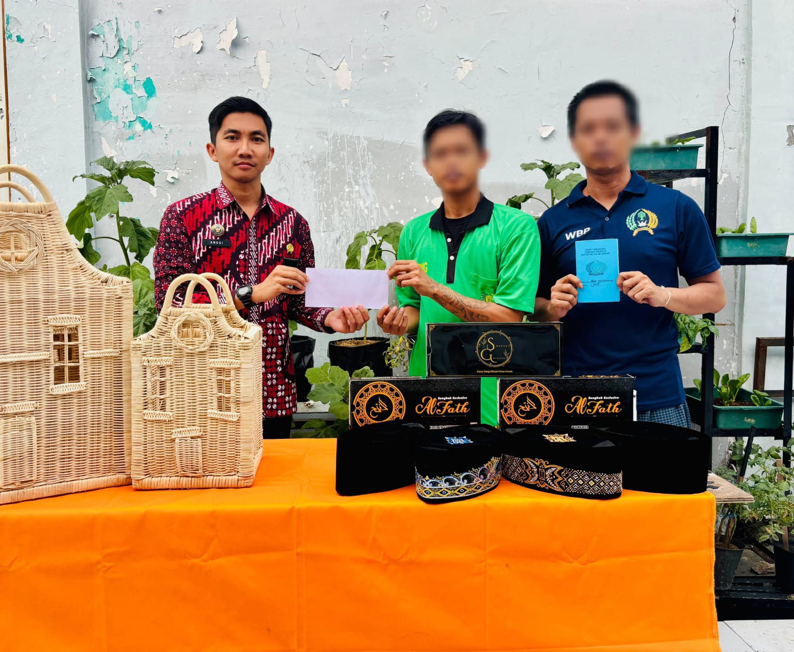 BERIKAN PREMI : Petugas rutan kelas IIB Gresik saat memberikan premi kepada warga inaan penpremi kerajinan nyaman rotan dan Songkok.