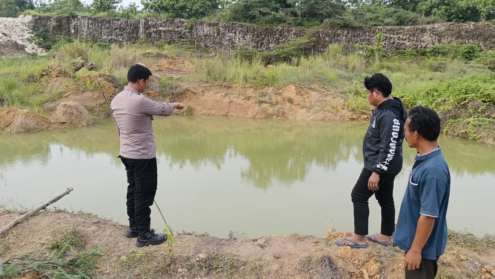 OLAH TKP  : Anggota Polsek Bungah saat melakukan olah TKP di area bekas galian C turut, Desa Masangan, Kecamatan Bungah, Gresik.