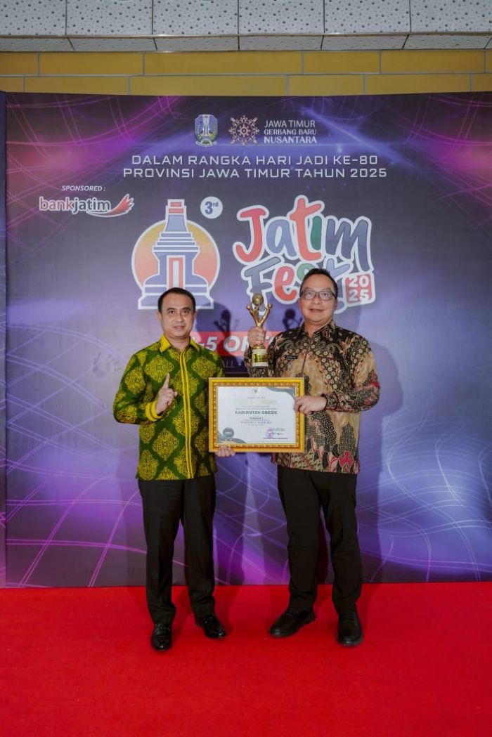 Foto : Istimewa/Radar Gresik PRESTASI : Wakil Bupati Gresik, dr. Asluchul Alif didampingi Kepala DPMPTSP Reza Pahlevi saat menerima Investment Award 2024 kategori Terbaik 1 tingkat kabupaten/kota