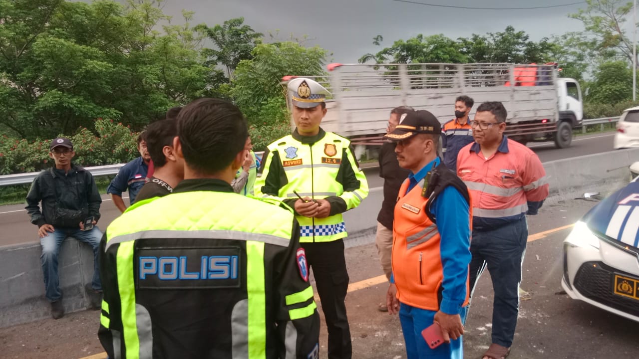 OLAH TKP : Anggota Unit laka Satlantas Polres Gresik saat melakukan olah TKP di exit tol Gate Kebomas Kecamatan Kebomas, Gresik.