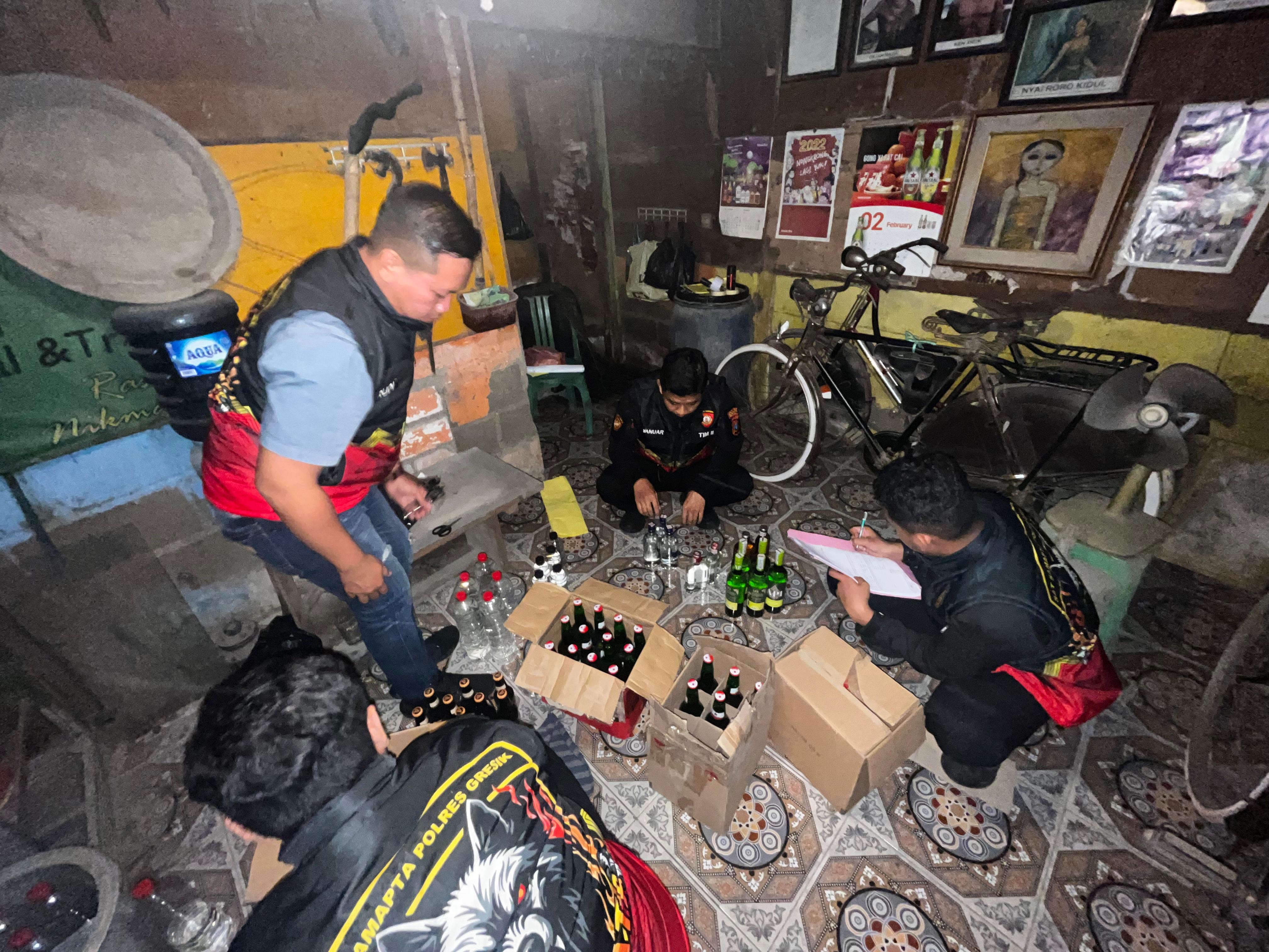 Penggerebekan: Polres Gresik menggerebek puluhan miras