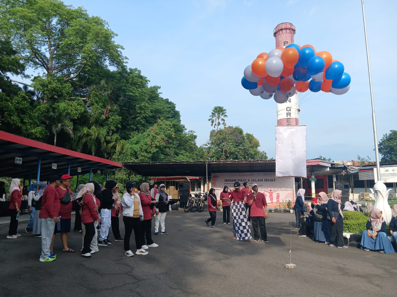 APRESIASI : Puluhan guru ikut jalan sehat salah satu apresiasi untuk pendidikan.