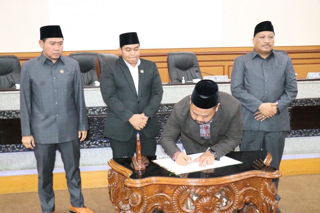 SEPAKAT : DPRD Gresik dan Bupati Gresik sepakat dan tandatangan Ranperda APBD Tahun 2026