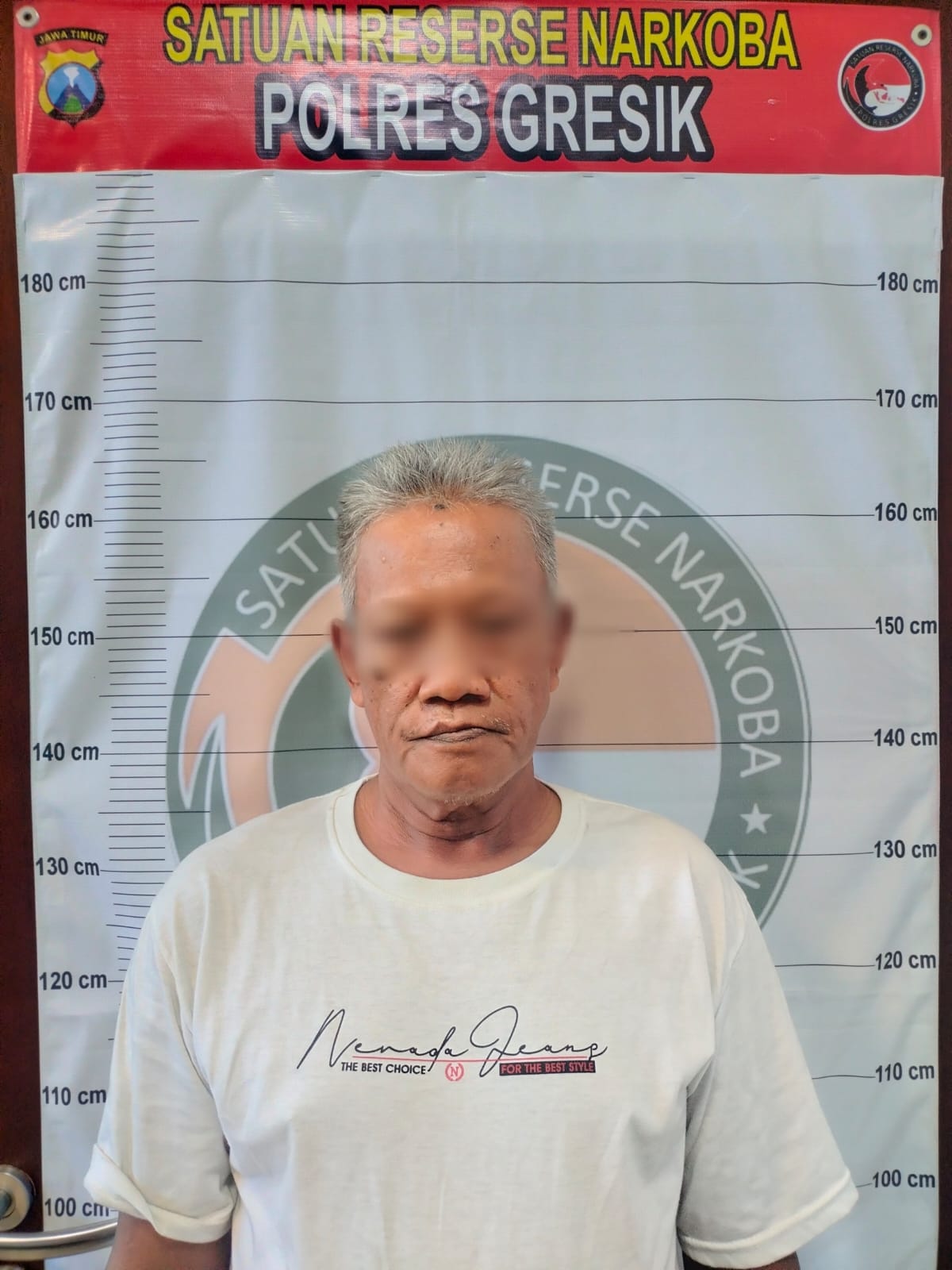 DIAMANKAN : Tersangka Musollin beserta barang bukti saat diamanakan anggota Satrekoba di Mapolres Gresik.