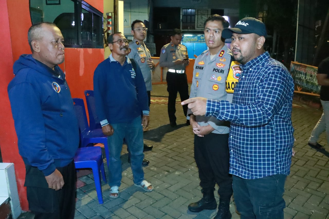 MENINJAU LANGSUNG: Bupati Gresik Fandi Ahmad Yani bersama Kapolres Gresik AKBP Rovan Richard Mahenu saat meninjau sejumlah Pos Satkamling di beberapa kecamatan.