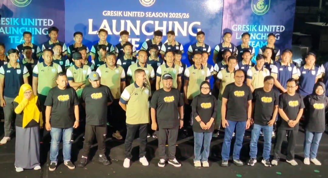 KOMPAK: Tim Gresik United saat launching pemain dan official untuk kompetisi Liga Nusantara.
