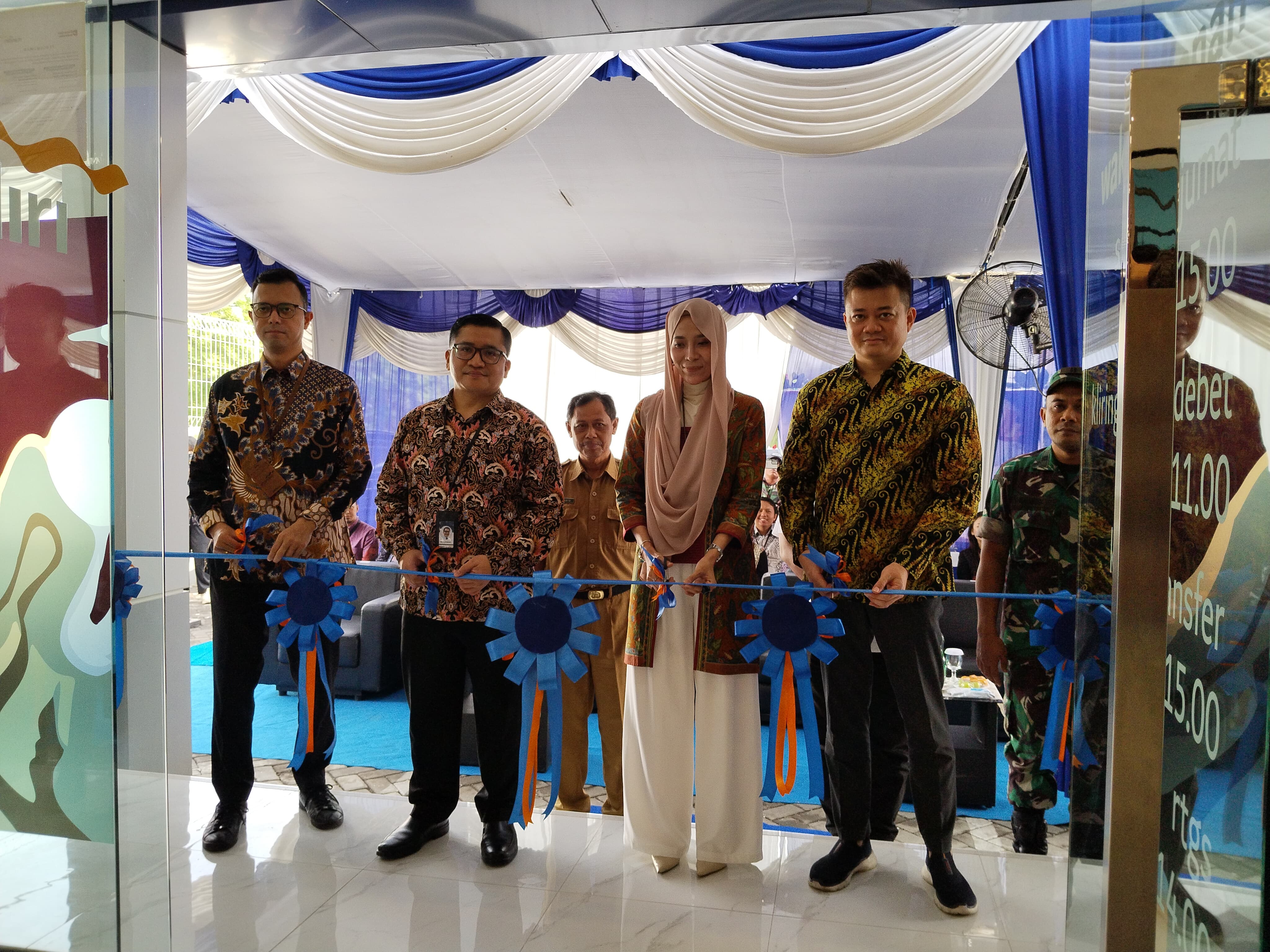 Resmi : Pemotongan pita menjadi tanda dibukanya KCP Gresik Manyar Raya.