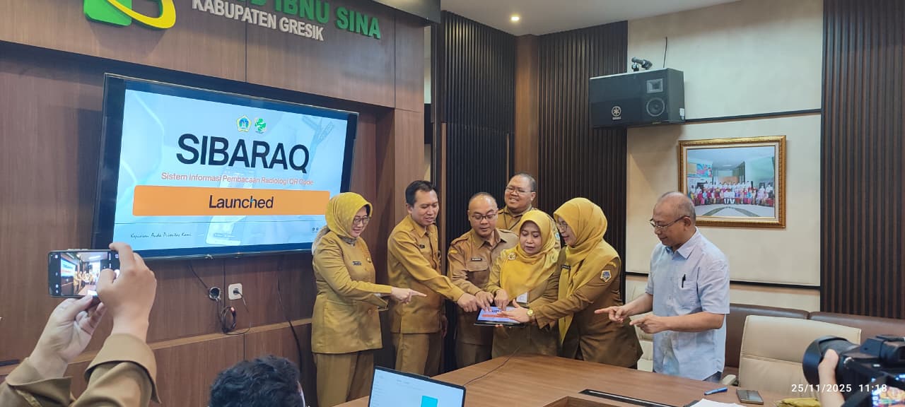 MENUNJUKKAN : Kepala Dinkes Gresik, dr. Mukhibatul Khusnah, Plt Kepala Diskominfo Gresik, Kiki Nuriyadi, dan Direktur RSUD Ibnu Sina, dr. Soni saat menunjukkan SIBARAQ.