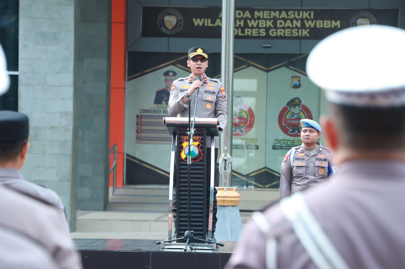 PIMPIN APEL : Wakapolres Gresik Kompol Shabda memberikan arahan ke jajarannya untuk menekankan simpati dan empati sebagai kunci pelayanan prima kepada masyarakat saat apel di Mapolres Gresik.