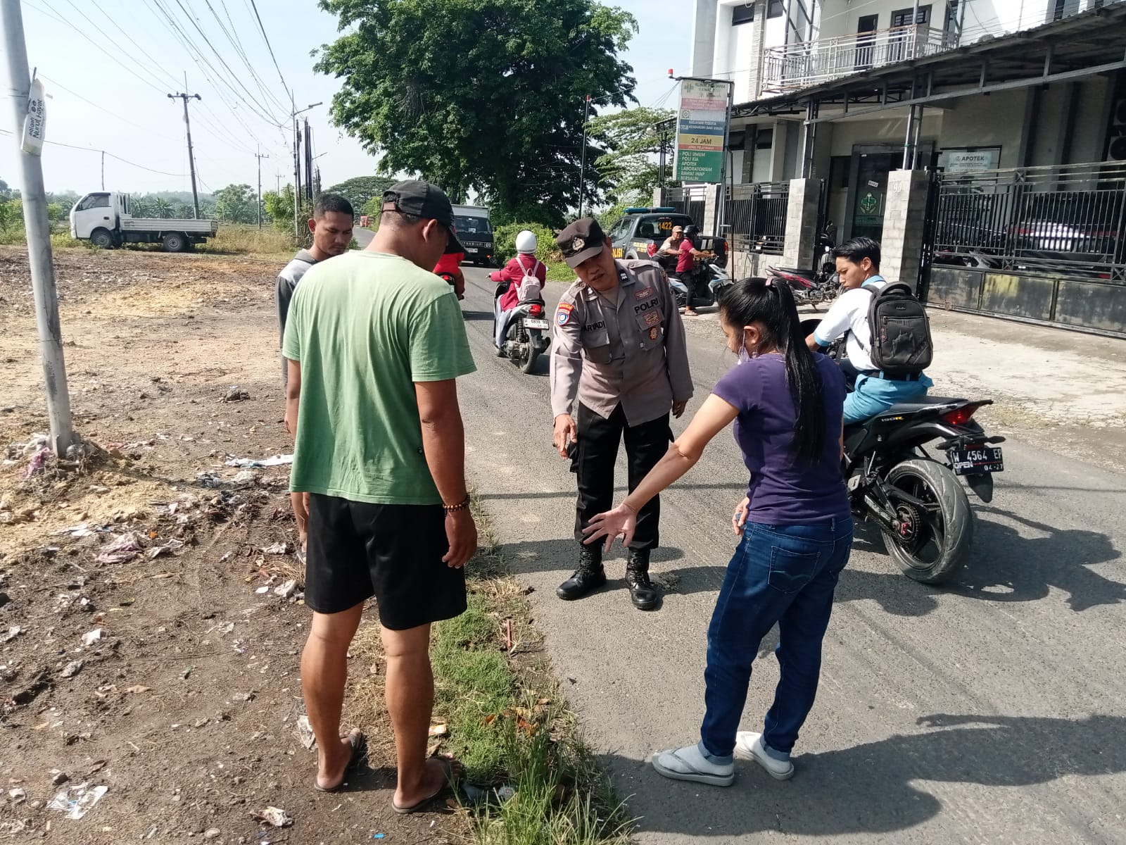 OLAH TKP : Anggota kepolisian saat melukaan Olah TKP Kecelakaan maut di Jalan Raya Desa Jatirembe, Kecamatan Benjeng, Gresik.
