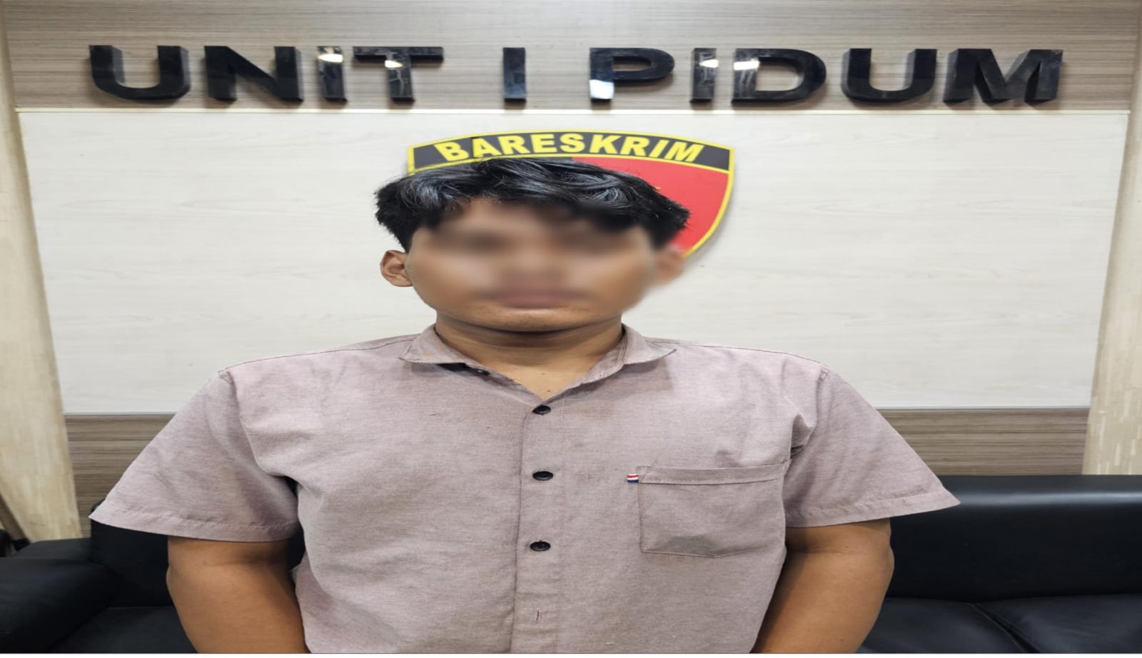 DIAMANKAN : Tersangka HMR saat di amankan di Mapolres Gresik.