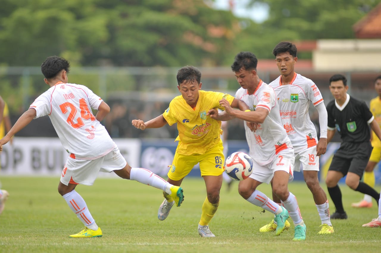 MEREBUT : Pemain Gresik United berebut bola sama Persekabpas Pasuruan.