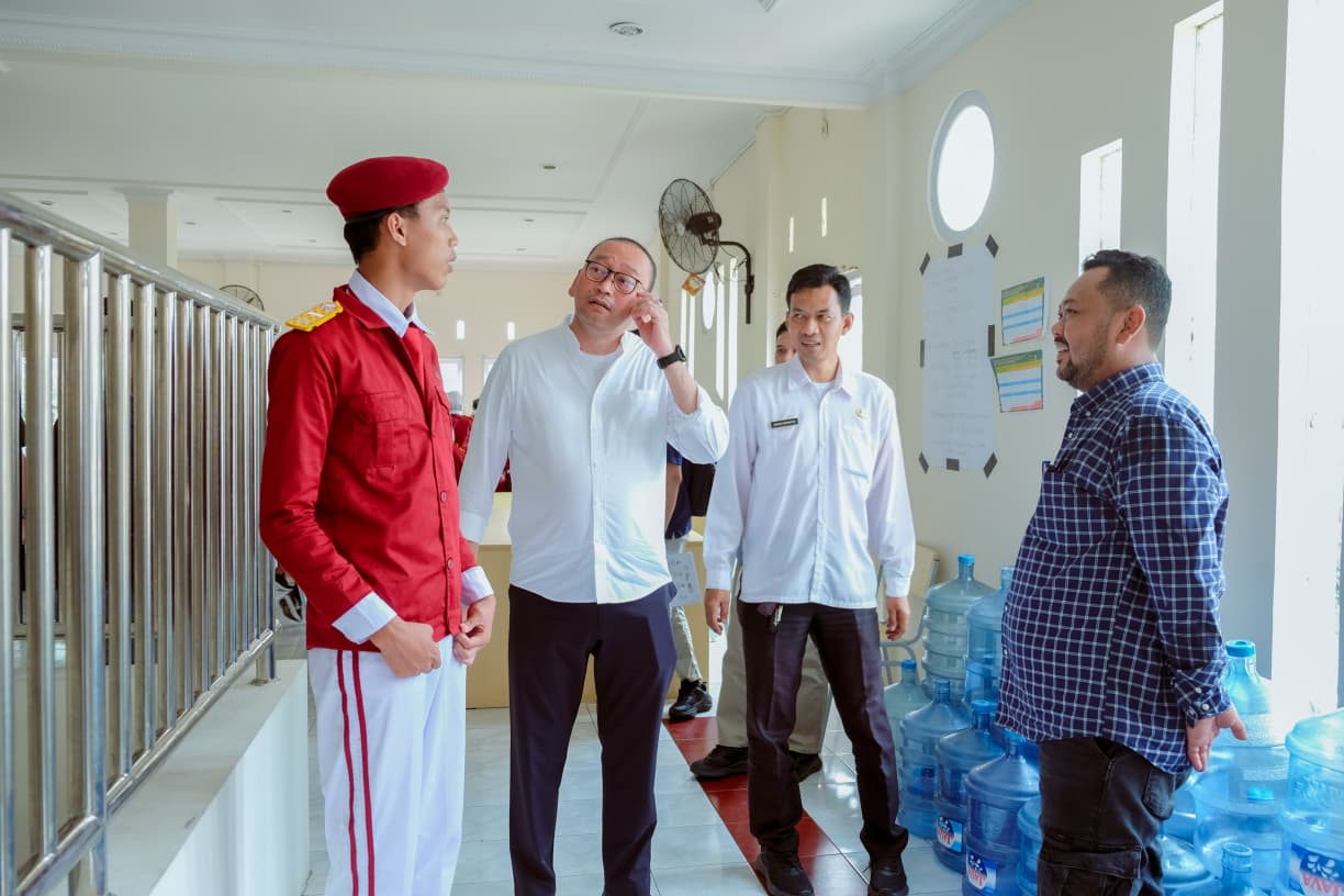 VISITASI: Bupati Gresik Fandi Akhmad Yani bersama Sekretaris Jenderal (Sekjen) Kementerian Sosial RI, Robben Rico, ke Sekolah Rakyat Terintegrasi 45 Semarang, Minggu (30/11).