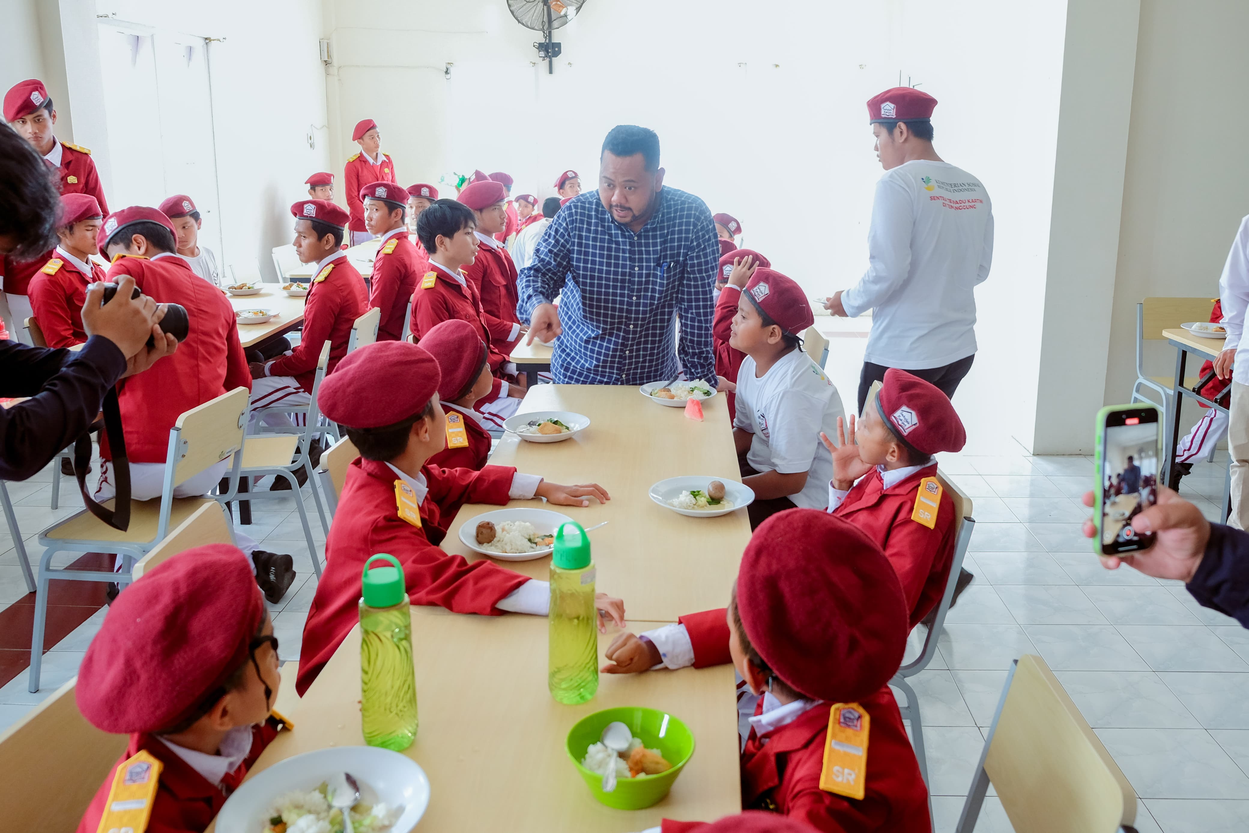 STUDI BANDING: Bupati Gresik Fandi Akhmad Yani melihat siswa Sekolah Rakyat Terintegrasi 45 jenjang SD di Semarang. &nbsp;