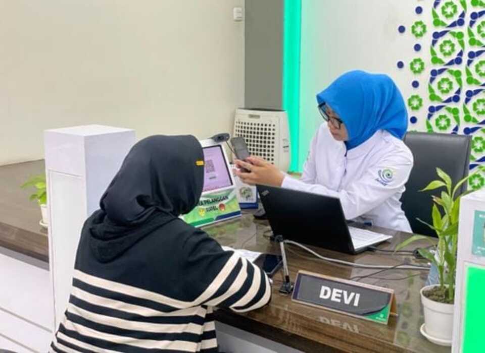 MENGECEK : Peserta JKN saat mengecek status kepesertaannya saat berobat