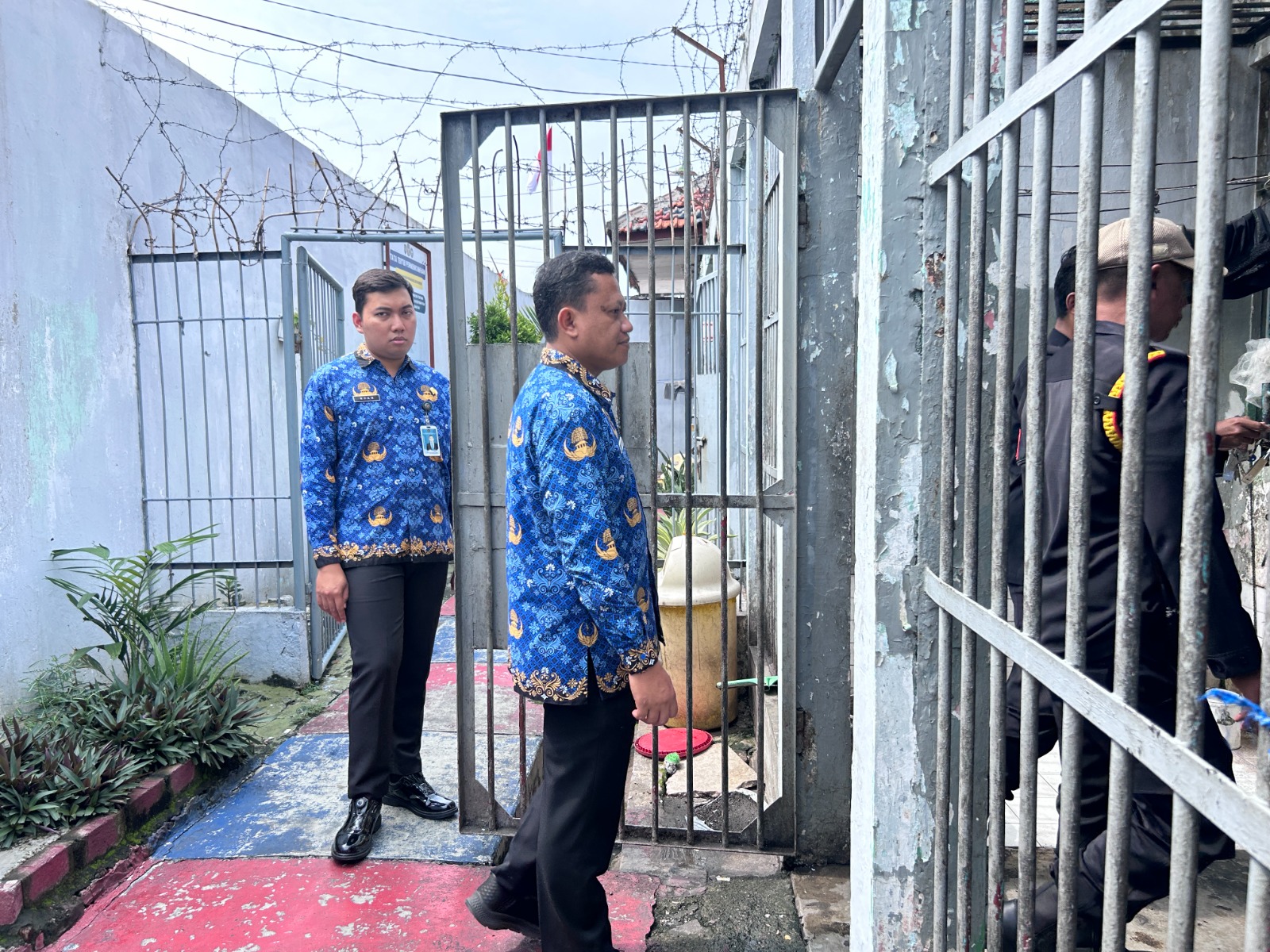 PENGECEKAN : Kepala Rutan Kelas IIB Gresik Eko Widiatmoko beserta jajaranya saat Intensifkan kontrol Ringmir dan pengawasan sanitasi lingkungan di Rutan saat musim penghujan.