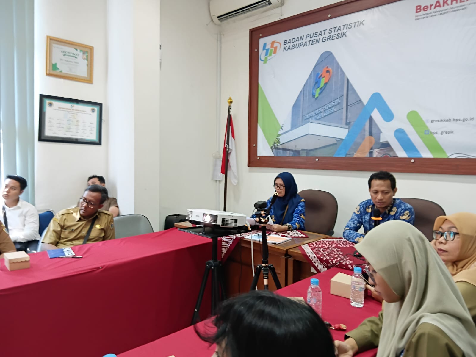 PAPARAN : Kepala BPS Gresik, Ir. Indriya Purwaningsih saat pemaparan terkait data inflasi di Kabupaten Gresik.