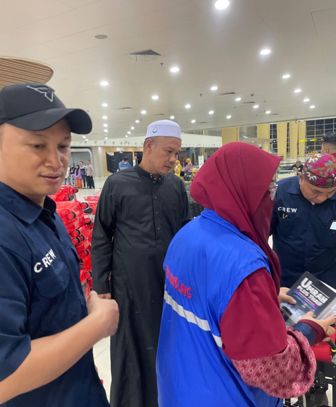 PELAYANAN EKSTRA : Pimpinan Andalus Travel perwakilan Gresik, H. Yudha Januar saat memberikan pelayanan ekstra terhadap jamah yang hendak berangkat Ibadah Umroh.