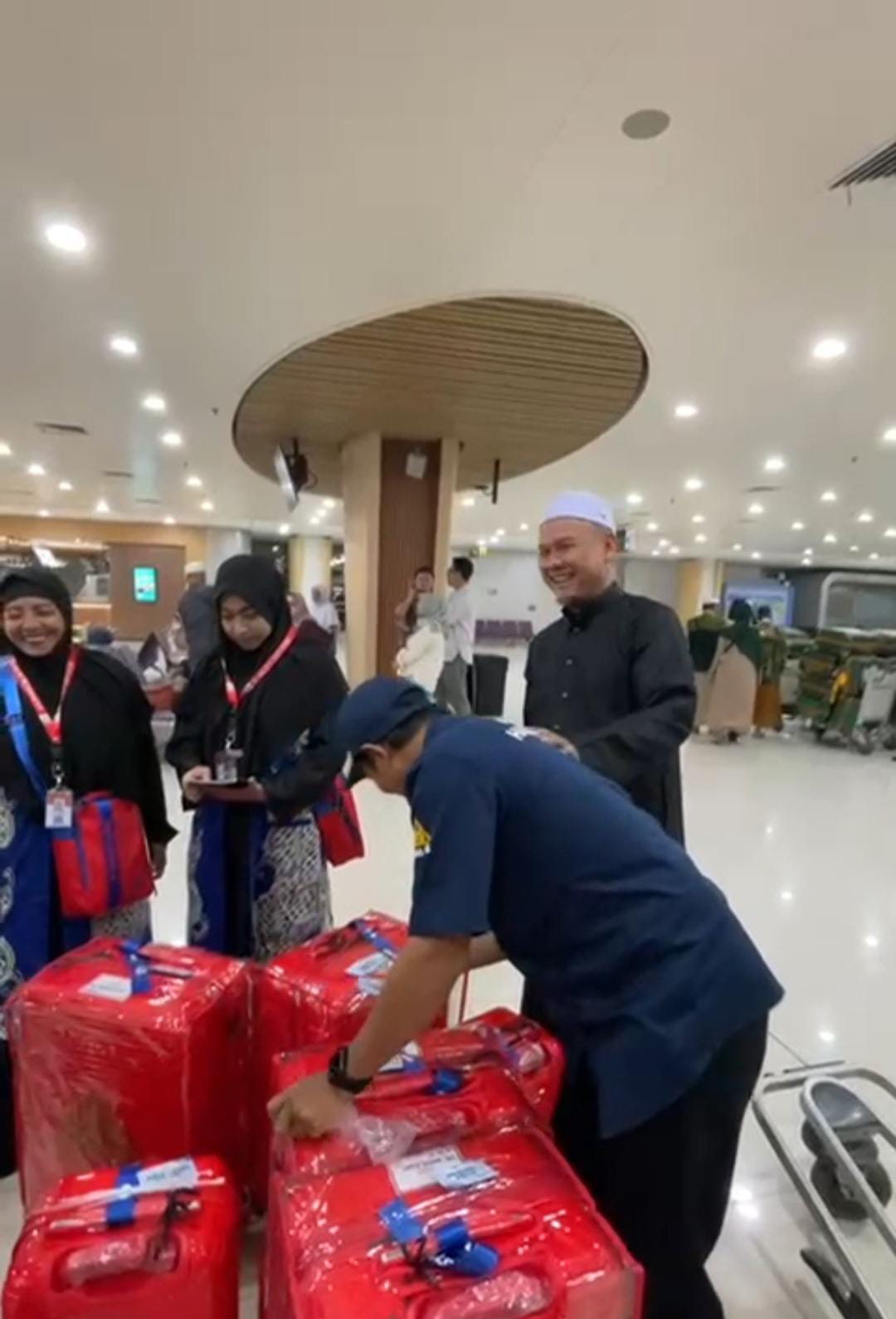 Foto 1 : PENDAMINGAN : Pimpinan Andalus Travel perwakilan Gresik, H. Yudha Januar saat melakukan pendampingan dan pengecekan perlengkapan barang bawaan jamah yang hendak berangkat Ibdah Umroh.