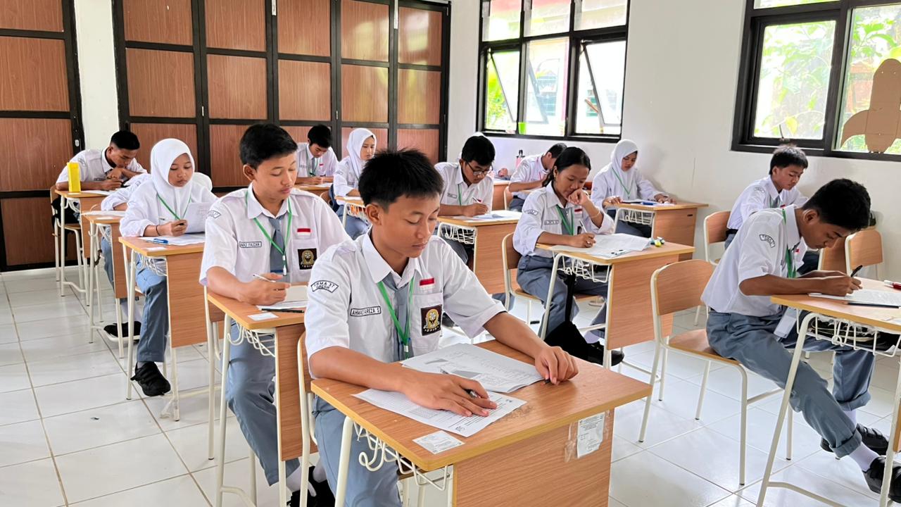 SERIUS : Para siswa serius dalam melaksanakan Assessmen akhir semester ganjil.