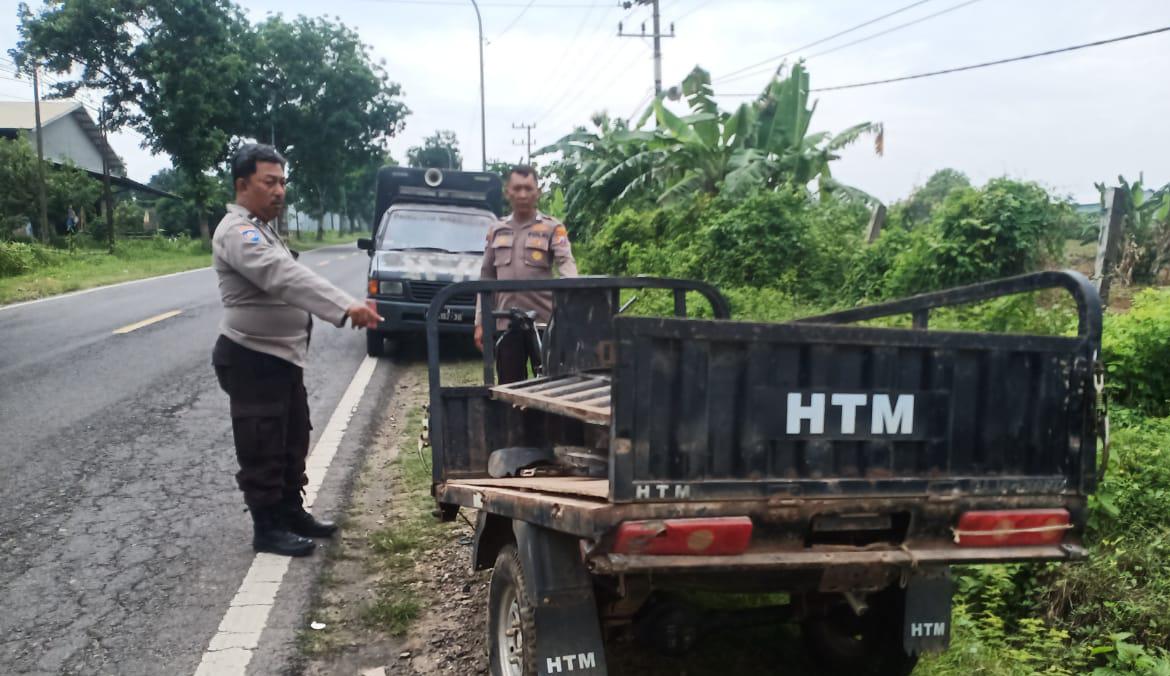 OLAH TKP : Anggota Polsek Panceng saat melakukan olah TKP dan mengevakuasi korban laka di Jalan Raya Deandles, Gresik tepatnya di Desa Wotan, Kecamatan Panceng, Kabupaten Gresik.